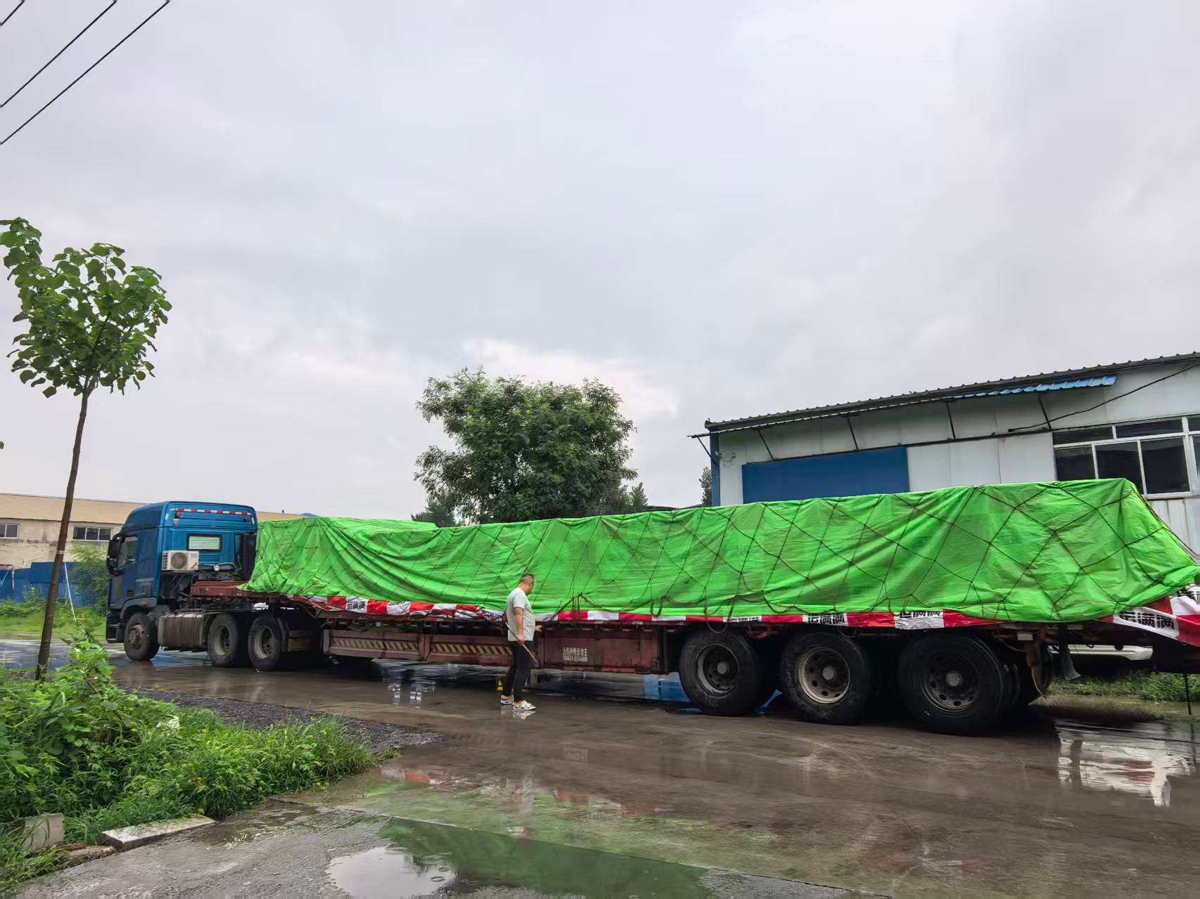 වැස්සේ නිෂ්පාදනයේ වැඩ කරමින්, එන ද්‍රව්‍ය සුමටව කර්මාන්ත ශාලාවට පැමිණියේය